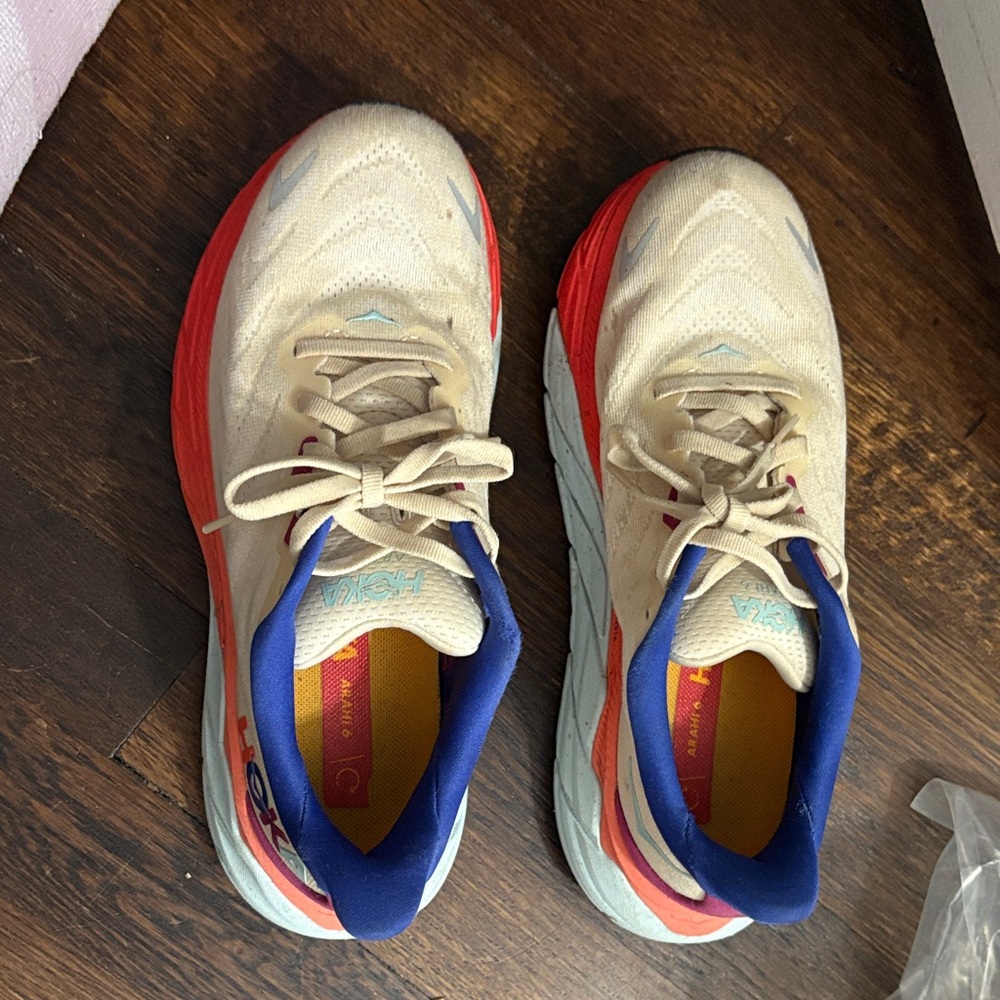 Hoka Cream and Red Arahi 6 Shoes